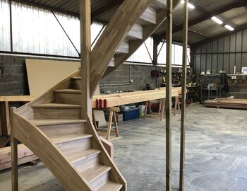 Réalisation d'un escalier sur mesure en atelier en chêne lamellé collé